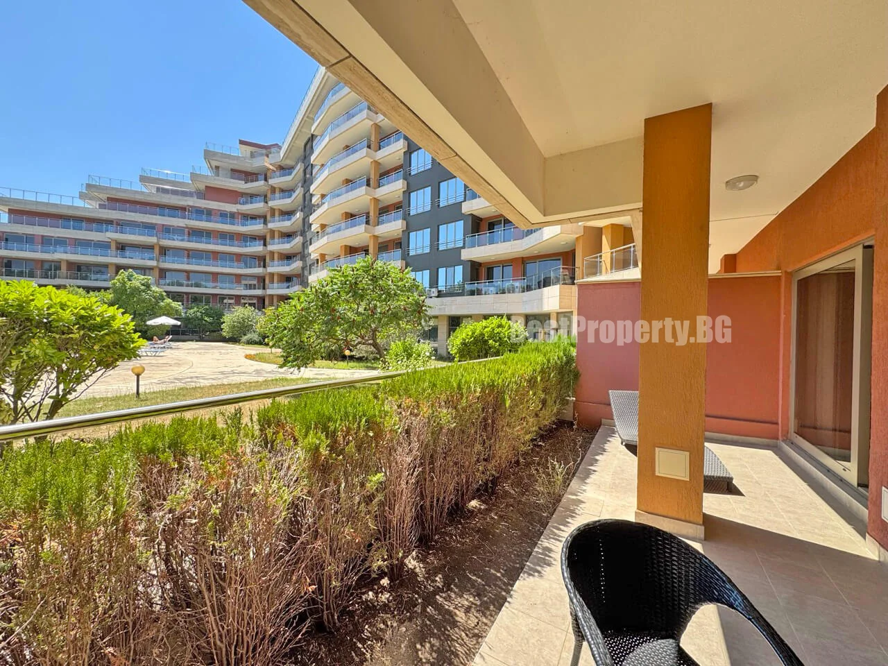 Przestronny apartament z tarasem i wyjściem w kierunku basenu – Peter House, 100 m² – Słoneczny Brzeg