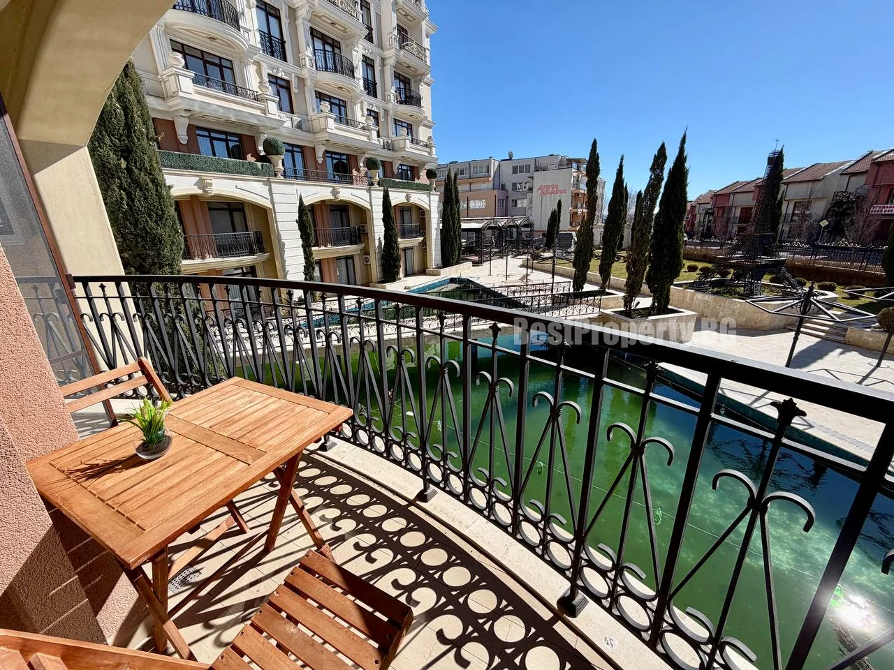 Elegancki apartament z 1 sypialnią i widokiem na basen – Romance Paris, 52 m² – Święty Włas