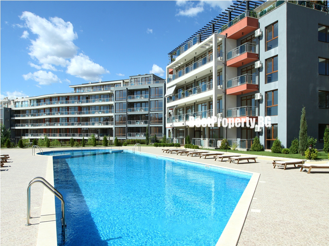 Komfortowe studio studio 46 m² w Sun Wave – balkon z widokiem na basen – Święty Włas