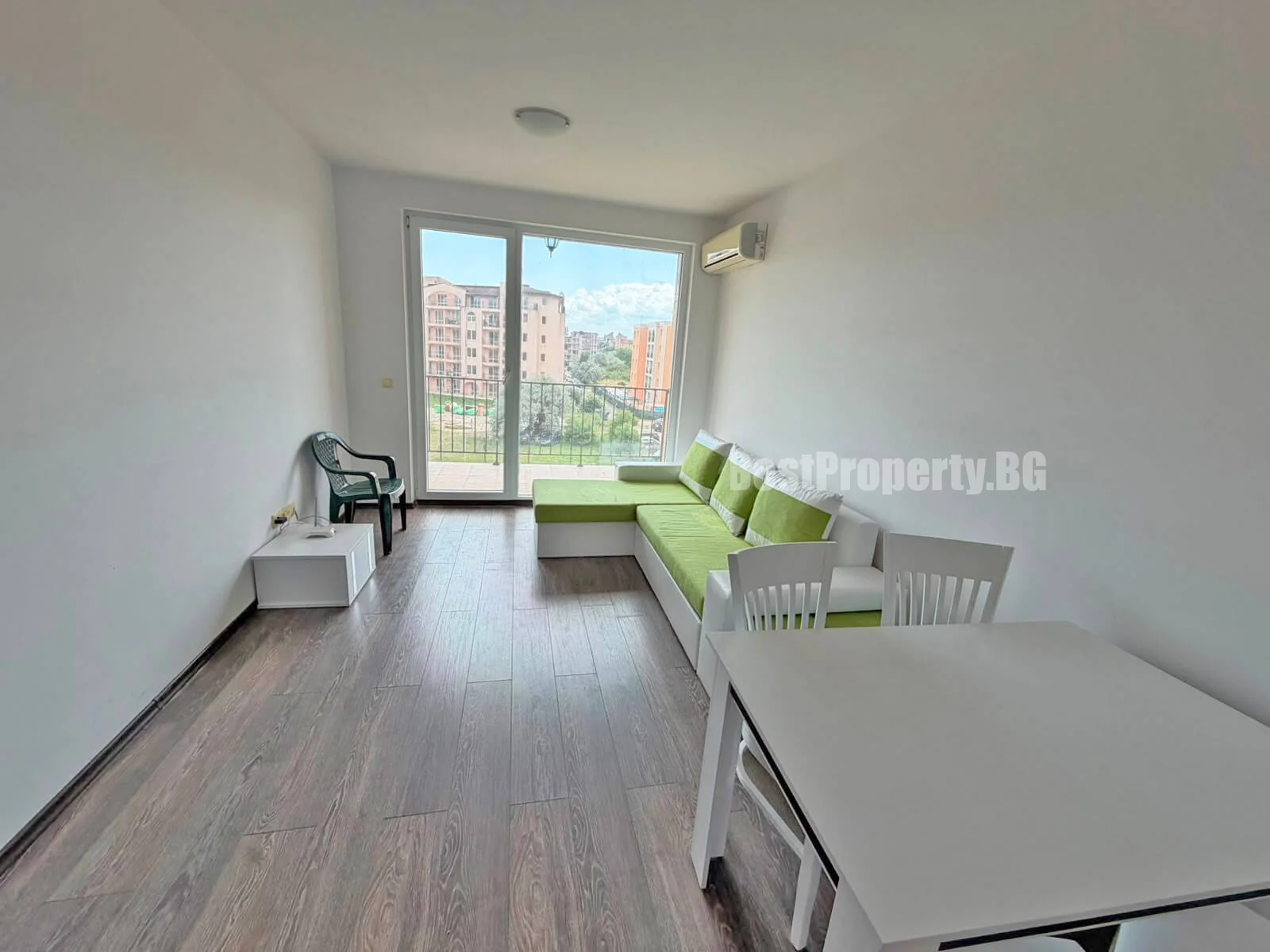 Przestronny apartament 55 m² z widokiem na boisko i tereny zielone – Sunny View Central – Słoneczny Brzeg