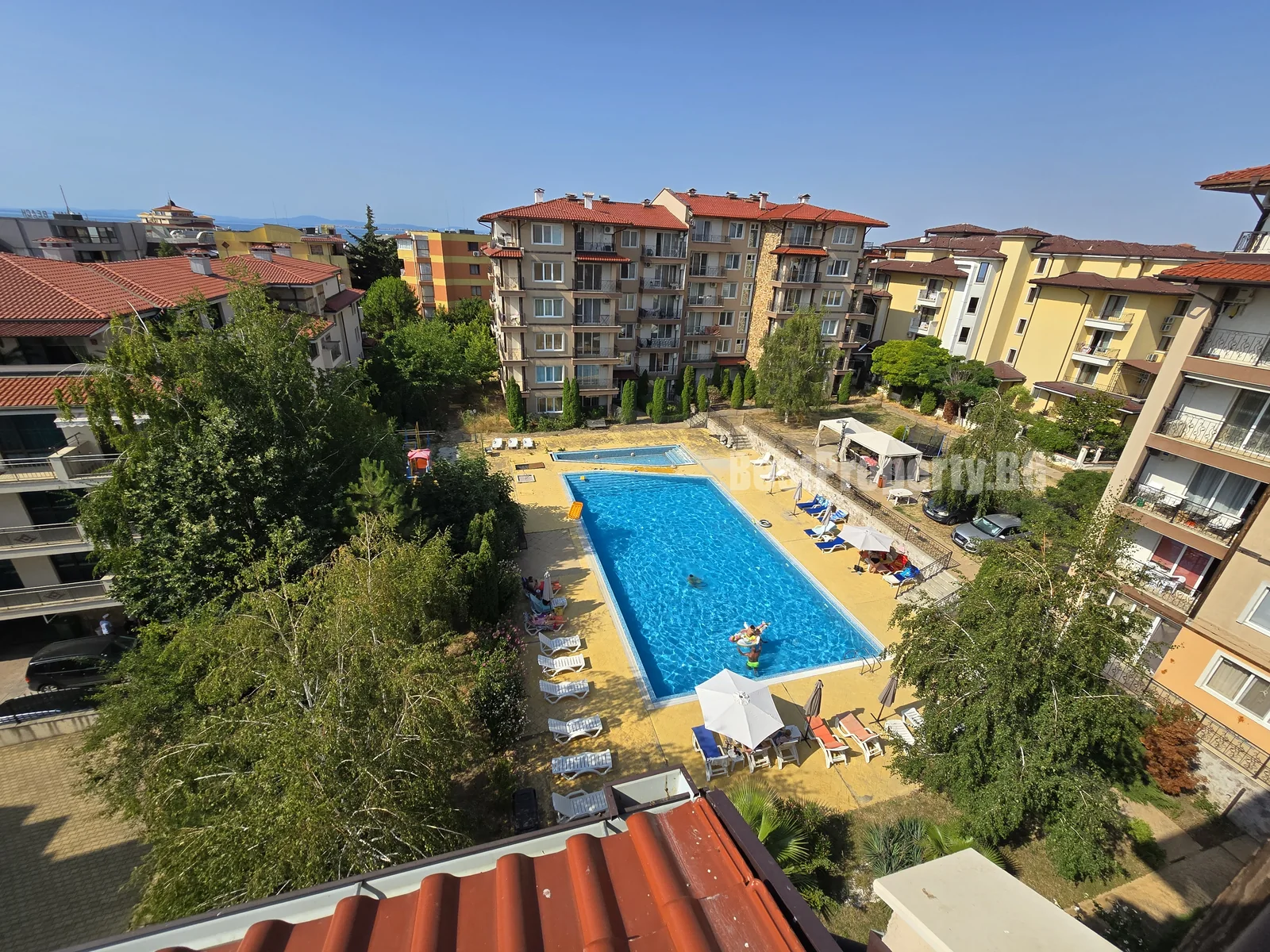 Apartament z 1 sypialnią, dużym tarasem i widokiem na basen w Lifestyle 3 – Ravda, 75 m² – Ravda