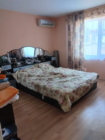 Umeblowany bungalow z 2 sypialniami i dostępem do basenu – Banya, 101 m²